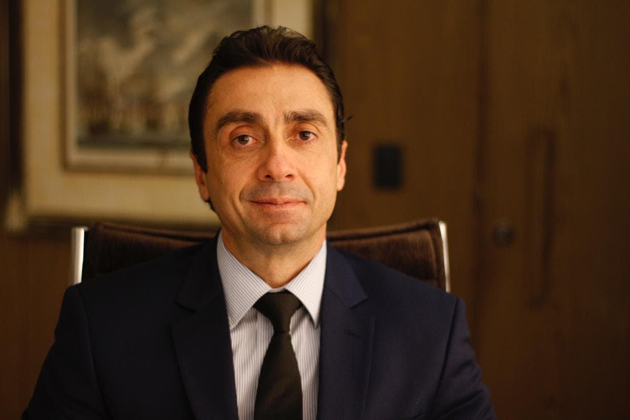 Dr. Marco Cesar em consultório